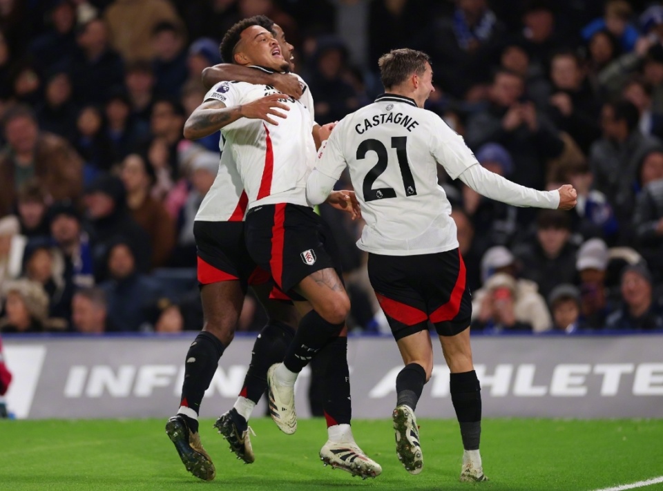 今晚，上海海港门将颜骏凌首发出场，迎来了他代表俱...